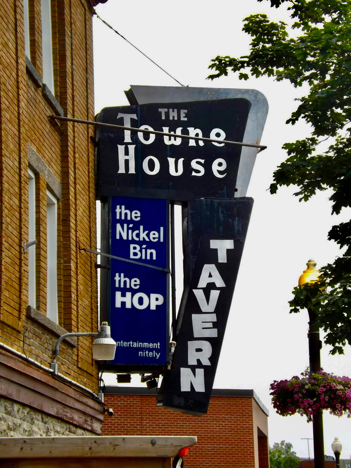 Towne House Tavern sign at Elgin and Grey streets, Sudbury, 2015