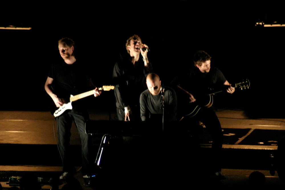 Coldplay performing in Kansas in 2005